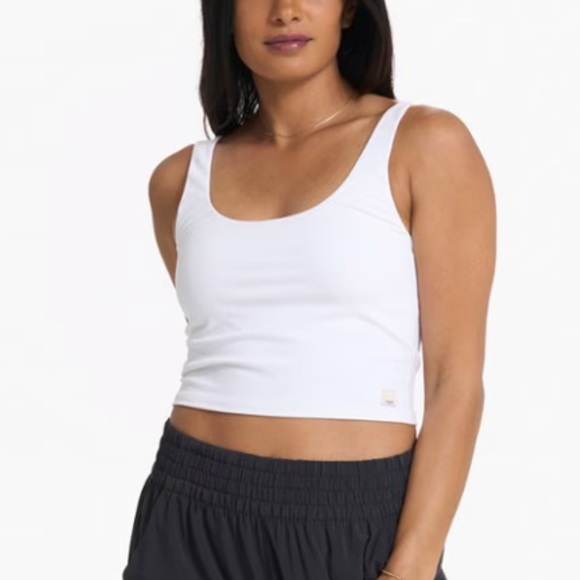 vuori women’s daily crop in white (no pads) - Picture 4 of 14